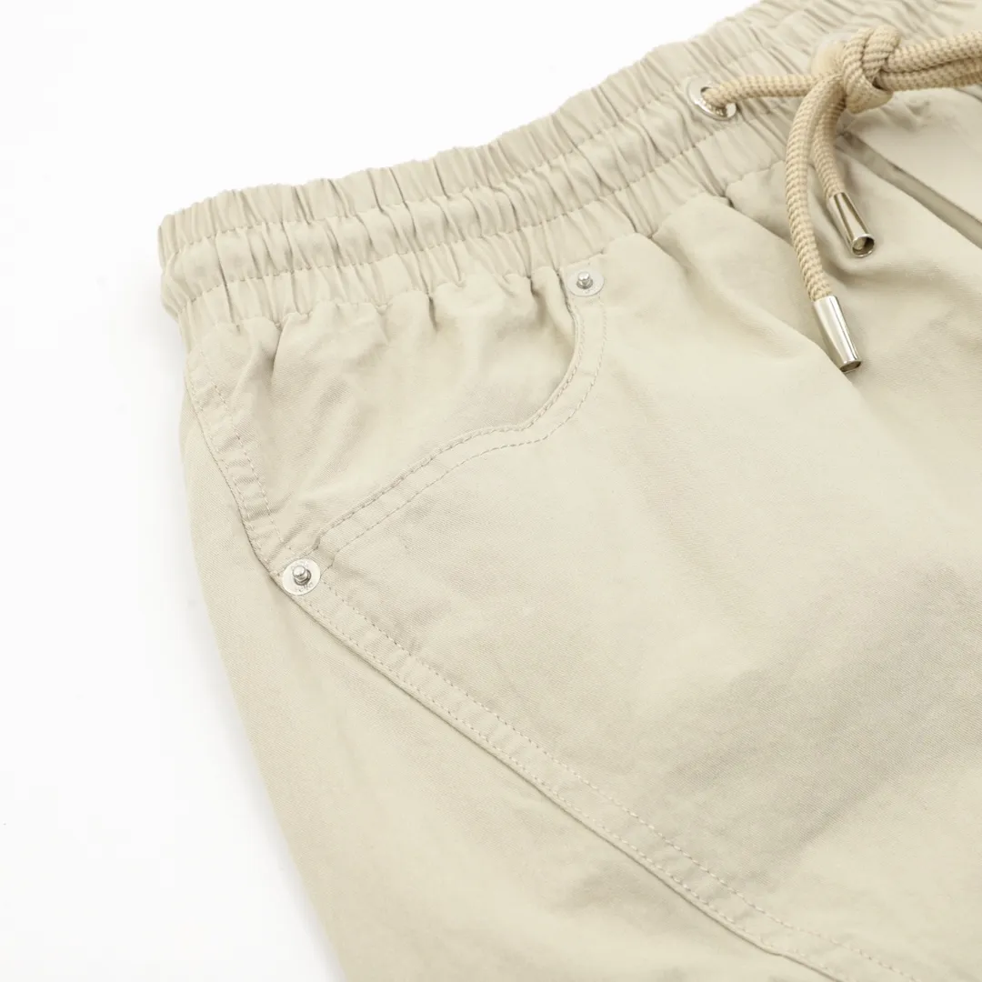 🅿️330 CD x Stone Island/Dior Stone Island joint logo shorts The fabric is made of custom-made woven fabric, which is silky and super soft compared to the original. The texture and strands of the fabric are clear and obvious, and the drape is first-class. The workmanship is exquisite and meets the foreign trade export standards. There are 4.5 stitches per centimeter. Every seam is pressed with open stitching, and the stitching is as neat as a ruler. , Made of woven floral cotton ribbon, the weaving is tight and soft to the touch. The embroidery process uses Behringer embroidery machines, which makes the embroidery colors more full and the embroidery more three-dimensional. The upper body effect is good, the same style for men and women, simple and versatile, purchasing heavyweight items, feel free to compare the quality of any on the market! Size：XS-L